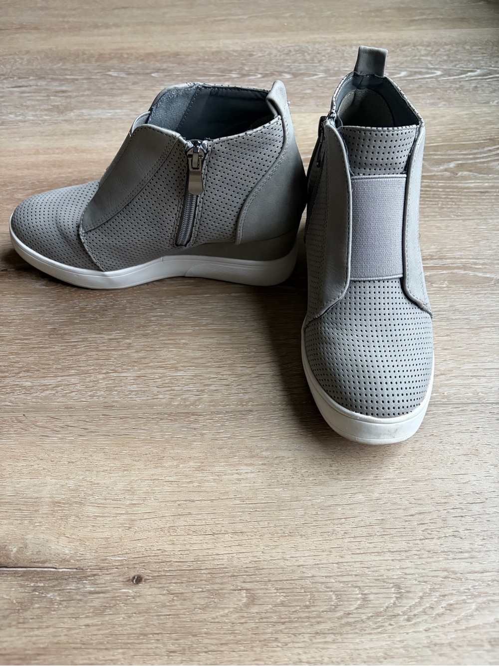Women’s Journee Collection wedge sneakers size 5.5